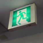 あなたの誘導灯は大丈夫ですか?交換方法や点滅の意味とは一体なに?