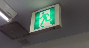 あなたの誘導灯は大丈夫ですか？交換方法や点滅の意味とは一体なに？