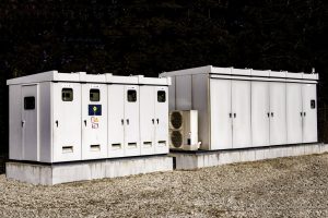 キュービクルの耐用年数は?「法定耐用年数」と「実用耐用年数」をわかりやすく解説