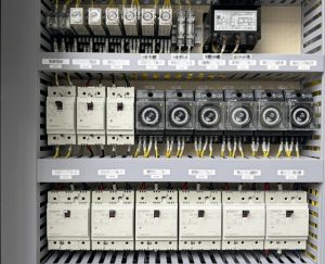 「キュービクル」と「分電盤」の違いは？用途の違いをわかりやすく解説 | 電気設備ドットコム｜施設オーナー・管理者のための電気設備メディア