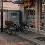 コンビニのキュービクルはなぜ小型で動かしやすい？灯動共用変圧器の役割と対策